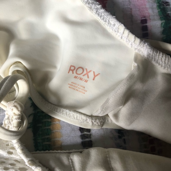 🌊ROXY white flutter textured MEDIUM bikini set - Picture 5 of 16